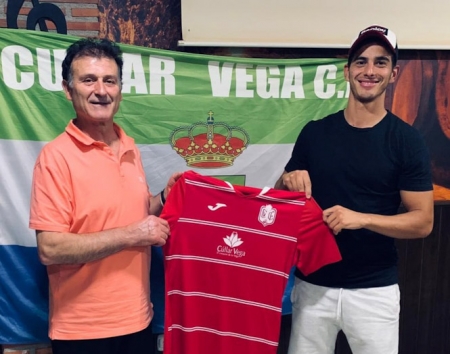 Enzo en su presentación como jugador del Cúllar Vega (CÚLLAR VEGA CF)