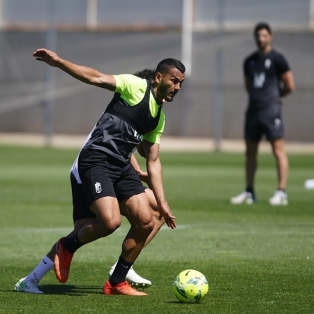 Luis Suárez, cubierto por Vallejo durante la sesión de esta mañana en la Ciudad Deportiva (PEPE VILLOSLADA / GCF)