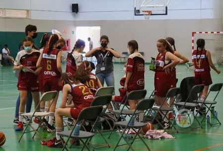 Las jugadoras granadinas durante un tiempo muerto (FUNDACIÓN CB GRANADA) 