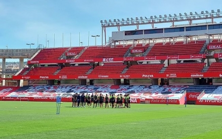 Diego Martínez ha mantenido una charla previa con sus jugadores al comienzo del entrenamiento de hoy (FRAN CALVO)