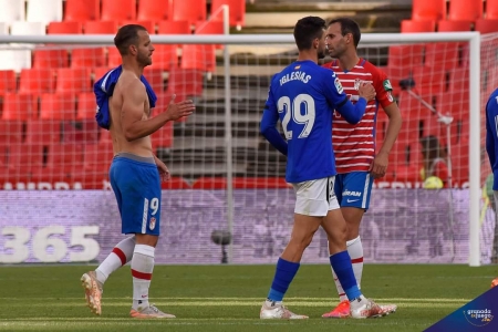 Soldado, a la izquierda sin camiseta, a la conclusión del encuentro ante el Getafe CF (J. M. BALDOMERO)