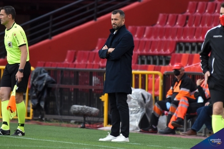 Diego Martínez, entrenador del Granada CF, en un momento del encuentro ante el Getafe CF (J. M. BALDOMERO)