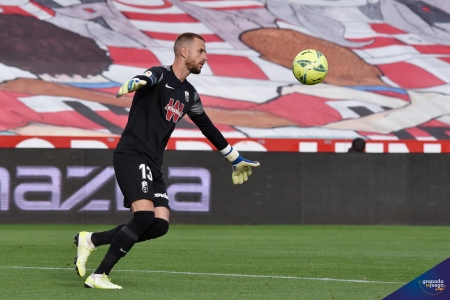 Aarón Escandell logró dejar la portería del Granada a cero más de dos meses después en el encuentro ante el Getafe (JOSÉ M. BALDOMERO)