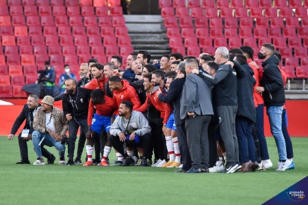 La plantilla del Granada CF ya está de vacaciones y algunos de sus miembros se han despedido por redes sociales (JOSÉ M. BALDOMERO)
