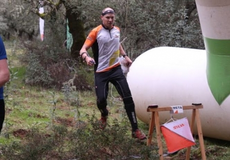 Olli Aaltio (Club Veleta), llegando a la baliza final en una anterior prueba (CLUB VELETA)