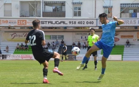 Lance del encuentro disputado este mediodía en la Ciudad Deportiva de Maracena (GABRIEL R. LÁZARO)