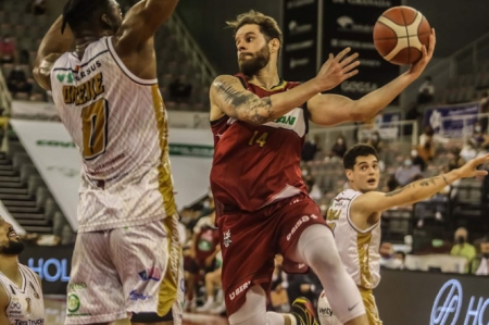 Christian Díaz penetra a canasta (JOSÉ VELASCO) 