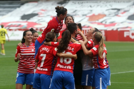 Las jugadoras rojiblancas celebran el tanto de Pamela González ante el Villarreal (JOSÉ VELASCO / GRJ)
