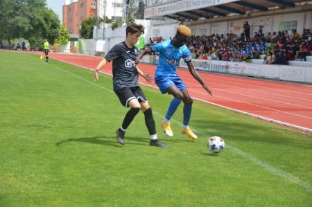 Coba intenta irse de un jugador del Nervión (GABRIEL R. LÁZARO)