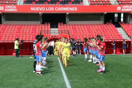 El Granada Femenino hizo el pasillo de homenaje al campeón de la categoría, el Villarreal (JOSÉ VELASCO / GRJ)