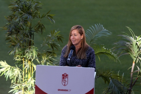 Patricia Rodríguez, consejera del Granada, durante el acto de imposición de insignias a los socios más antiguos el pasado sábado (JOSÉ VELASCO / GRJ)