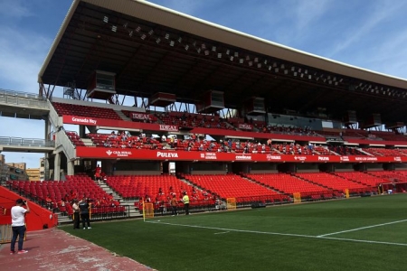 Aspecto que presentó la triubuna del `Nuevo Los Cármenes` durante el partido de ayer (JOSÉ VELASCO / GRJ)