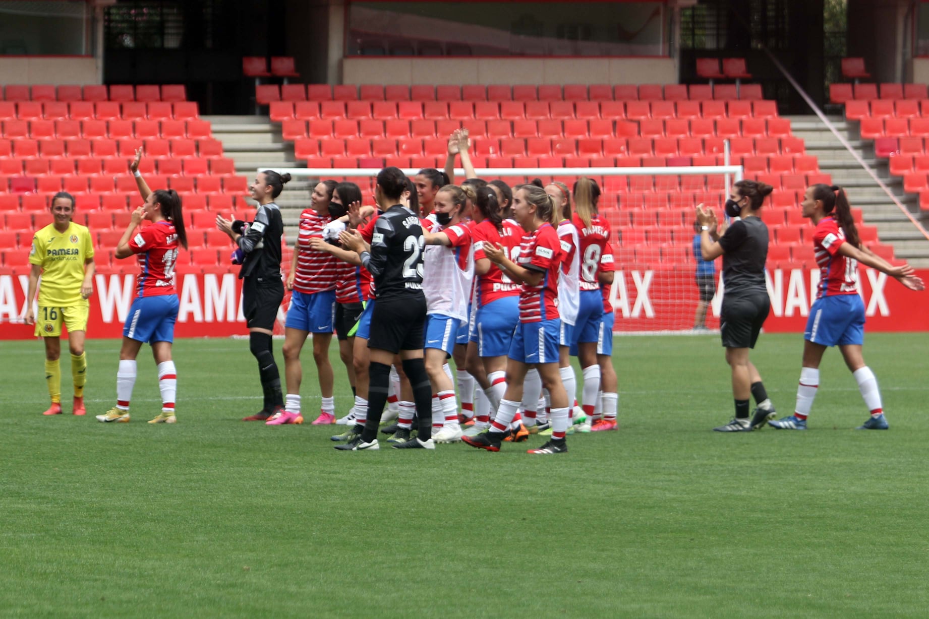 El Granada Femenino agradeció, en innumerables ocasiones, el apoyo a sus familiares una vez que finalizó el encuentro (JOSÉ VELASCO / GRJ) El Granada Femenino agradeció, en innumerables ocasiones, el apoyo a sus familiares una vez que finalizó el encuentro (JOSÉ VELASCO / GRJ)