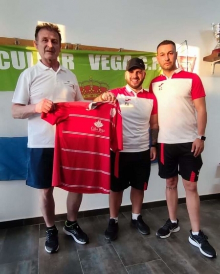 `Pumuki` Heredia y Álex Gómez junto al presidente Jorge García durante la presentación del Técnico (CÚLLAR VEGA CF) 