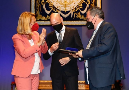 Entrega de la medalla a Luis Rubiales (RFEF) 