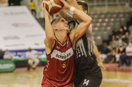 Acción de Alex Murphy durante el primer partido (JOSÉ VELASCO) 