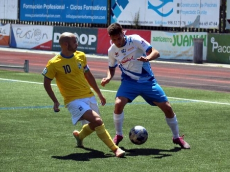 Álex Romero controla el balón ante Víctor Rueda en el partido de ida (MIGUEL JÁIMEZ) 