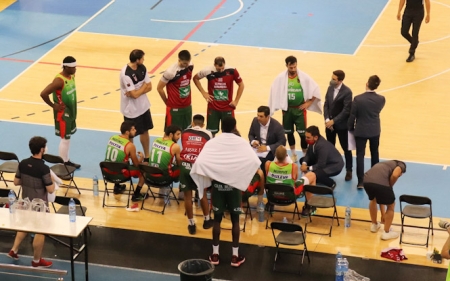 Pablo Pin da instrucciones durante un tiempo muerto (ÁLVARO BARBERO/FUNDACIÓN CB GRANADA)