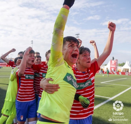 El Infantil del Granada celebra el pase a semifinales (GRANADA CF) 