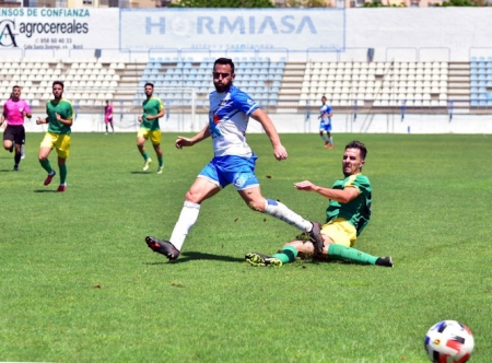 Juanfran (CF Motril) y Bolívar (Maracena) en un lance del partido (SEMANARIO MUCHO DEPORTE) 