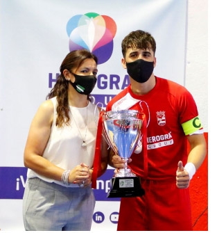 Entrega de la copa de campeón de liga al capitán del Albolote Futsal (AFS)