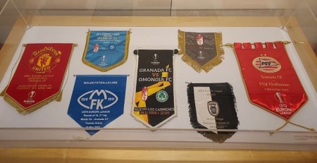 Colección de banderines de la Europa League en la exposición del 90 aniversario (FRAN CALVO)