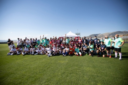 Foto de familia con todos los participantes del Torneo inclusivo organizado por el Granada (MANU BAYONA)