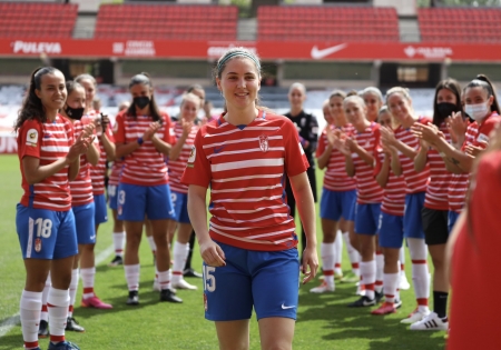Mari, durante el homenaje que le realizaron sus compañeras en el último partido de la temporada ante el Villarreal (GCF FEMENINO)