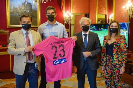 Recibimiento a Julián Cuesta en el Ayuntamiento de Granada (JAVIER ALGARRA/AYUNTAMIENTO)