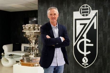 Pepe Boada posa junto a un trofeo de la entidad rojiblanca (PEPE VILLOSLADA / GCF)