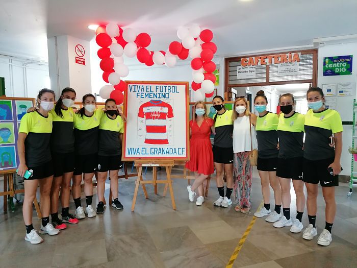 Ocho jugadoras del Granada Femenino asistieron al IES Emilio Muñoz el pasado viernes (TWITTER @FAYARDELISE) Ocho jugadoras del Granada Femenino asistieron al IES Emilio Muñoz el pasado viernes (TWITTER @FAYARDELISE)
