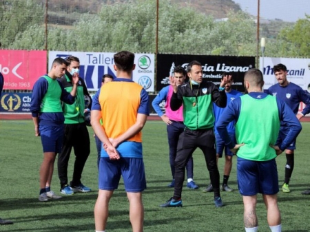 Vicente Ortiz corrige aspectos en un entrenamiento del Loja (PACO CASTILLO)