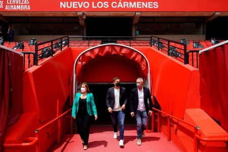 Robert Moreno salta al césped de `Los Cármenes` junto a Patricia Rodríguez y Pep Boada para ser presentado como nuevo entrenador (PEPE VILLOSLADA / GCF)