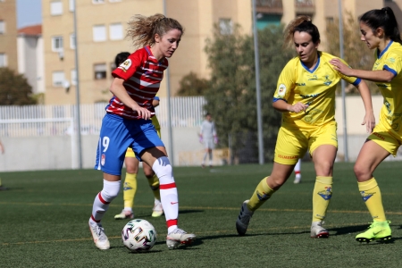 Lauri asumió y demostró los galones de capitana y acabó siendo la máxima goleadora del Granada Femenino (JOSÉ VELASCO / GRJ)