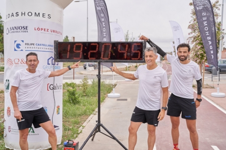 Los tres Runners que han logrado el reto (AEDAS HOMES)