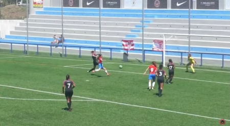 Momento en el que Ángela Calero remató para hacer el gol que le dio al Granada Femenino B el pase a la final por el ascenso a Primera Nacional (FC MALAGA CITY TV)