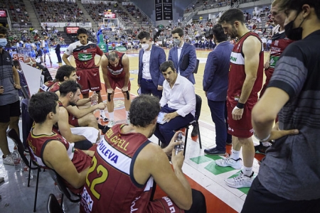 Pablo Pin da instrucciones durante un tiempo muerto (FERMÍN RODRÍGUEZ /FUNDACIÓN CB GRANADA)