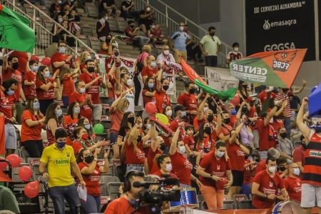 La afición rojinegra apoyó como nunca al Coviran Granada, pero acabó a las puertas del ascenso (JOSÉ VELASCO / GRJ)