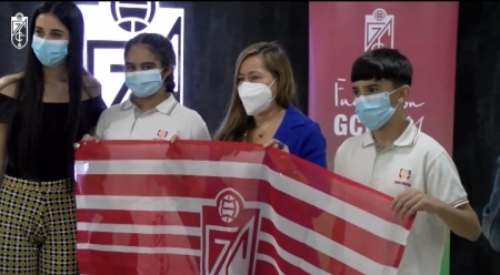 Patricia Rodríguez junto a los premiados durante la gala del Concurso de relatos cortos (GCF TV)