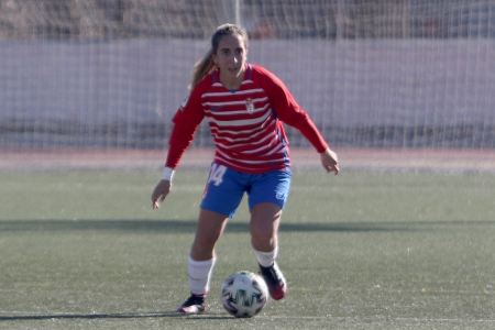 Adriana Cuadros, durante un encuentro con el Granada Femenino esta temporada (JOSÉ M. BALDOMERO)