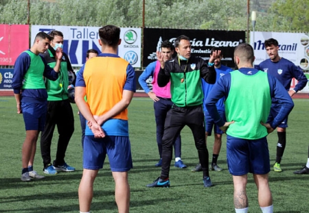 Vicente Ortiz corrigiendo aspectos en un entrenamiento del Loja (PACO CASTILLO)