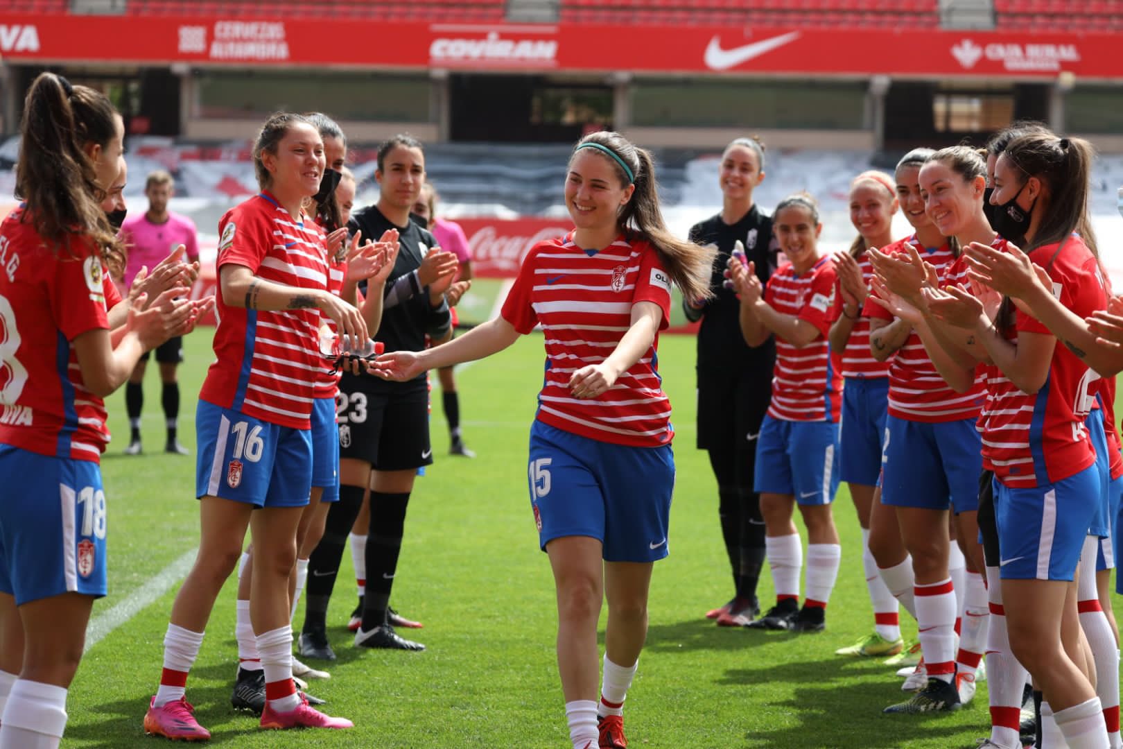 Mari recibió un merecido homenaje durante su último partido en el `Nuevo Los Cármenes` (GCF FEMENINO) Mari recibió un merecido homenaje durante su último partido en el `Nuevo Los Cármenes` (GCF FEMENINO)