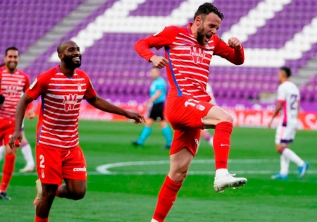 Quini celebra su golazo en Valladolid, que le dio la permanencia virtual al Granada en el tramo final del liga (GCF)