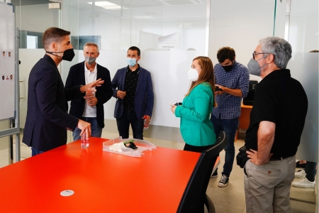 Robert Moreno, junto a Pep Boada y Patricia Rodríguez, durante la visita a la Ciudad Deportiva el día de su presentación (PEPE VILLOSLADA / GCF)
