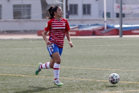 Cristina Postigo se acomodó perfectamente al Granada y, hasta su lesión, fue un seguro en la zaga (JOSÉ VELASCO / GRJ)