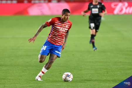 Kenedy llegó al Granada sin apenas reconocimiento y se marcho siendo un jugadorazo (JOSÉ M. BALDOMERO)