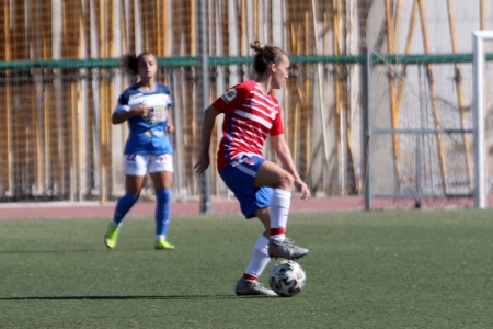 Noe Salas fue una de las intocables en el centro del campo del Granada Femenino (JOSÉ VELASCO / GRJ)