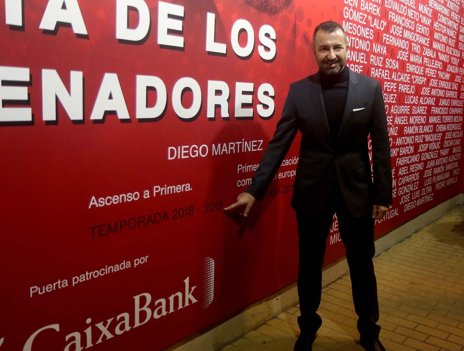 Antes de marcharse, Diego Martínez pudo contemplar, el pasado mes de diciembre, su rostro en la `Puerta de los Entrenadores´ (JOSÉ VELASCO / GRJ) Antes de marcharse, Diego Martínez pudo contemplar, el pasado mes de diciembre, su rostro en la `Puerta de los Entrenadores´ (JOSÉ VELASCO / GRJ)