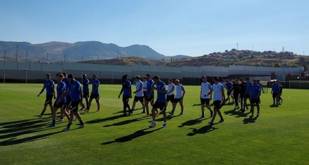 La plantilla y el cuerpo técnico saltan al césped de la Ciudad Deportiva para completar el primer entrenamiento del curso (FRAN CALVO)