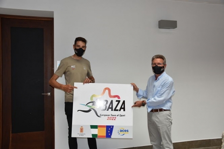 David Valero junto al alcalde de Baza (AYTO. BAZA)